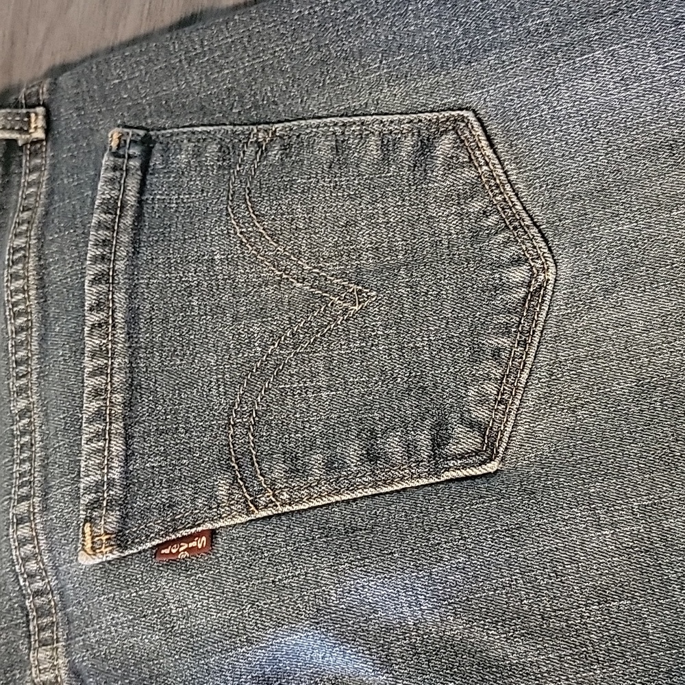 Levis - Picture 2 of 5